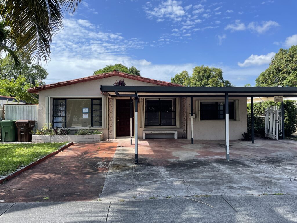 566 W 44 PL Hialeah, FL 33012